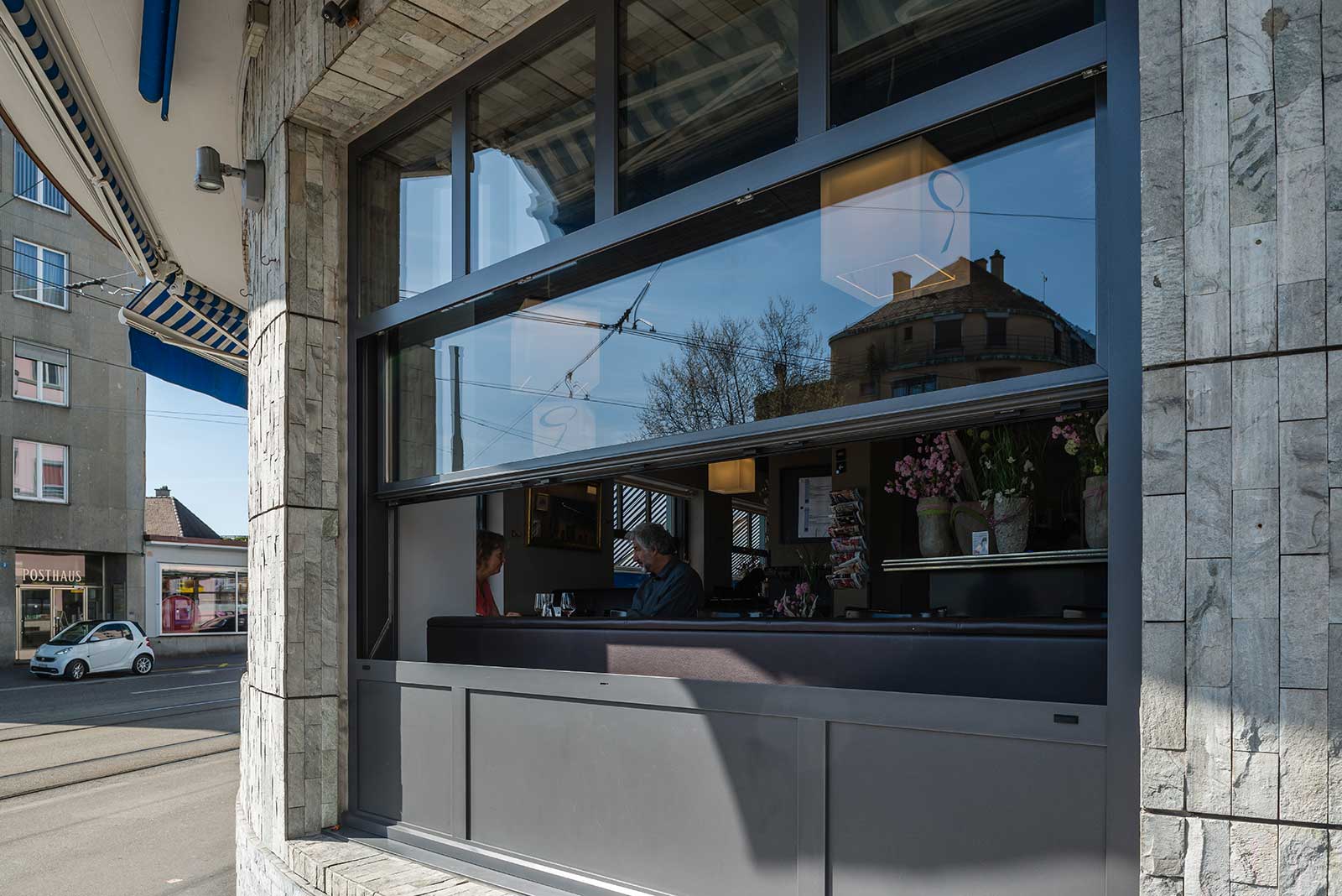 Godetevi un momento di riposo mentre il trambusto della città si svolge davanti ai vostri occhi.